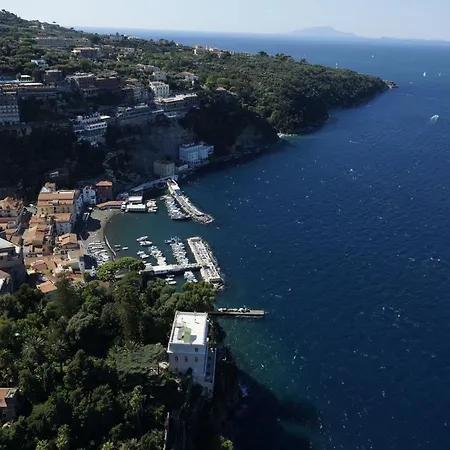 ゲストハウス Blurooms 4*